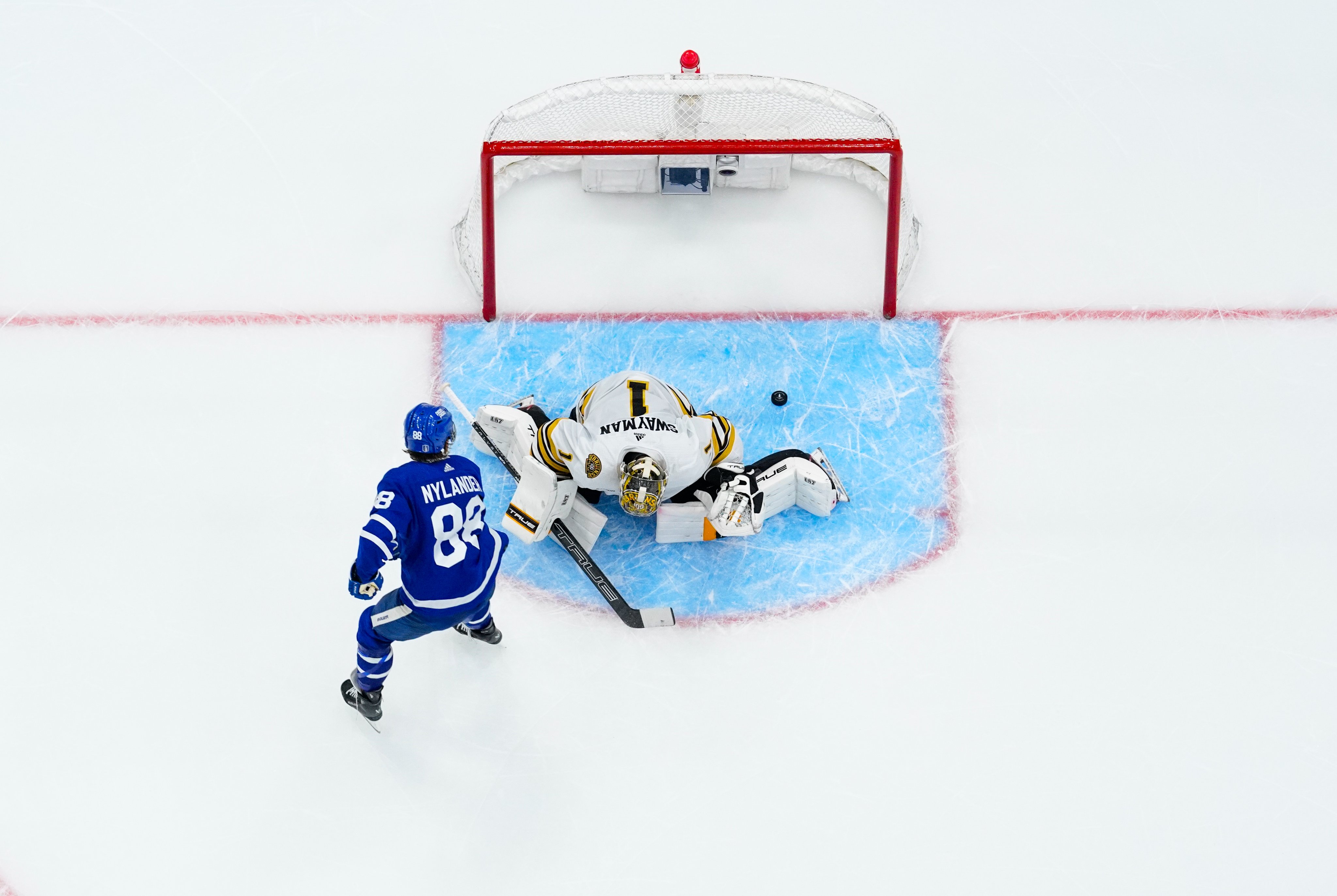 Nylander, Woll star as Maple Leafs down Bruins 2-1 to force Game 7